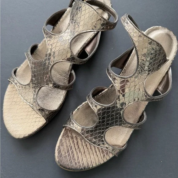 Chic Snakeskin Patterned Sandals - Picture 1 of 4